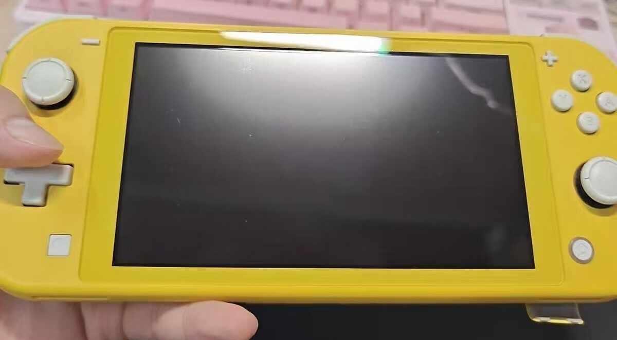 ➗二手黄色switchlite小黄
状态如图加一张512G内存卡 游戏账号不退可