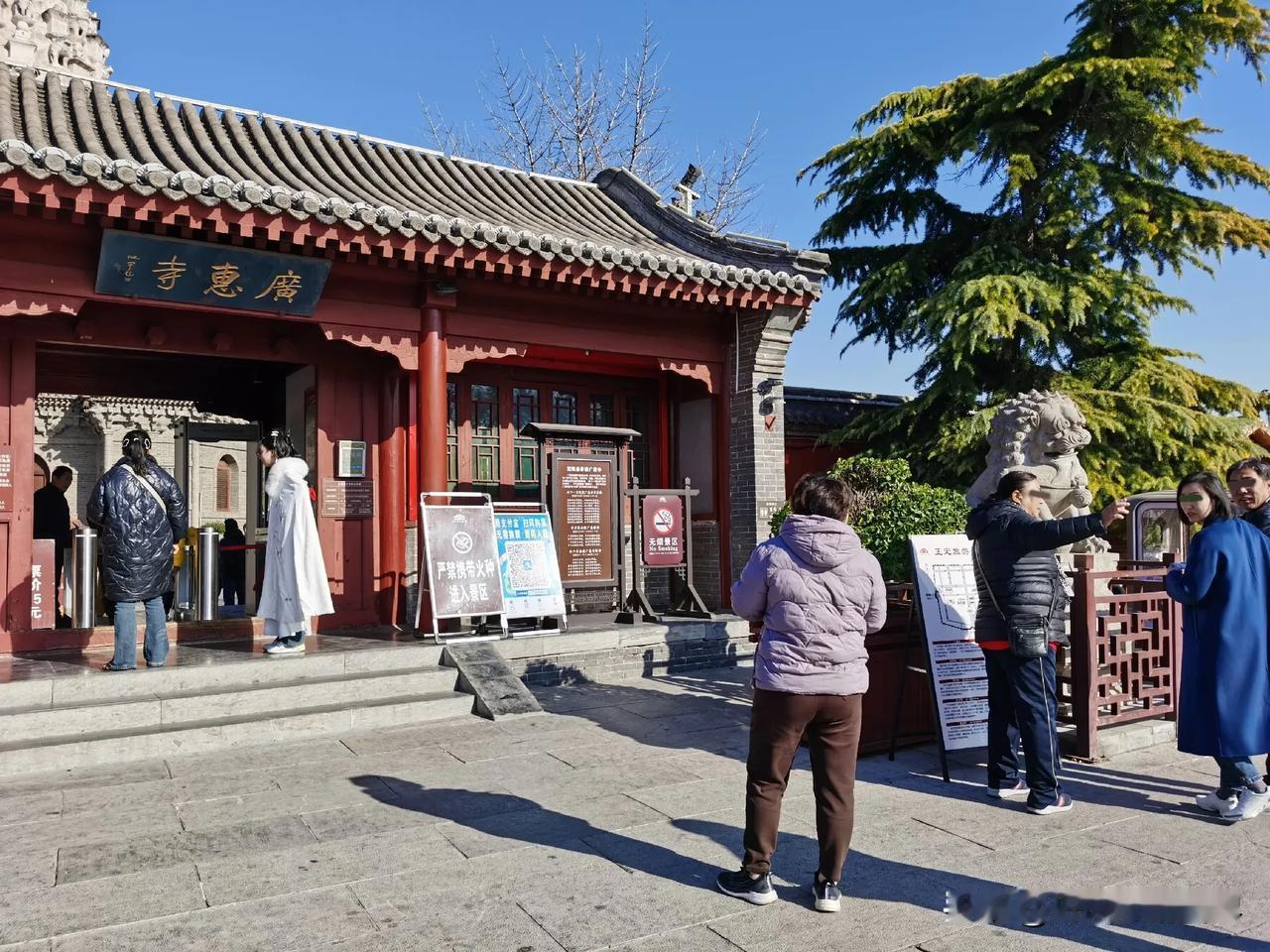 在石家庄正定古城广惠寺门口，有忽悠游客说能买便宜门票的人，不知道其他景点有没有这