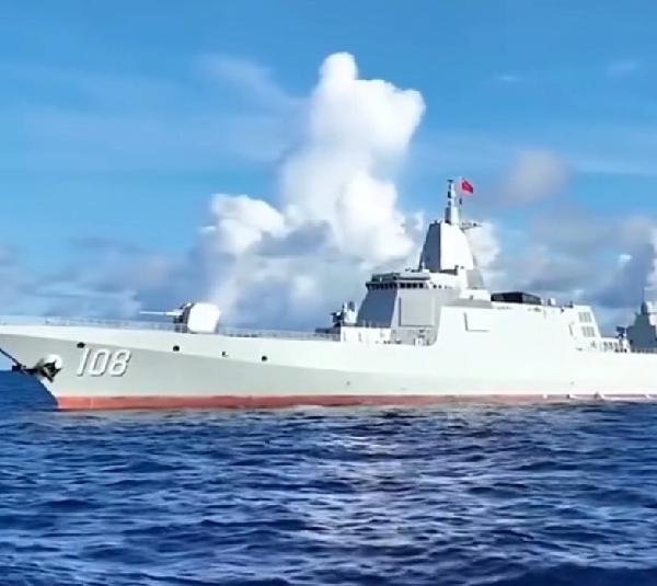 今日中国，发展势头强劲，综合国力持续攀升，国际战略定位不断高涨，正以更加斗志昂扬