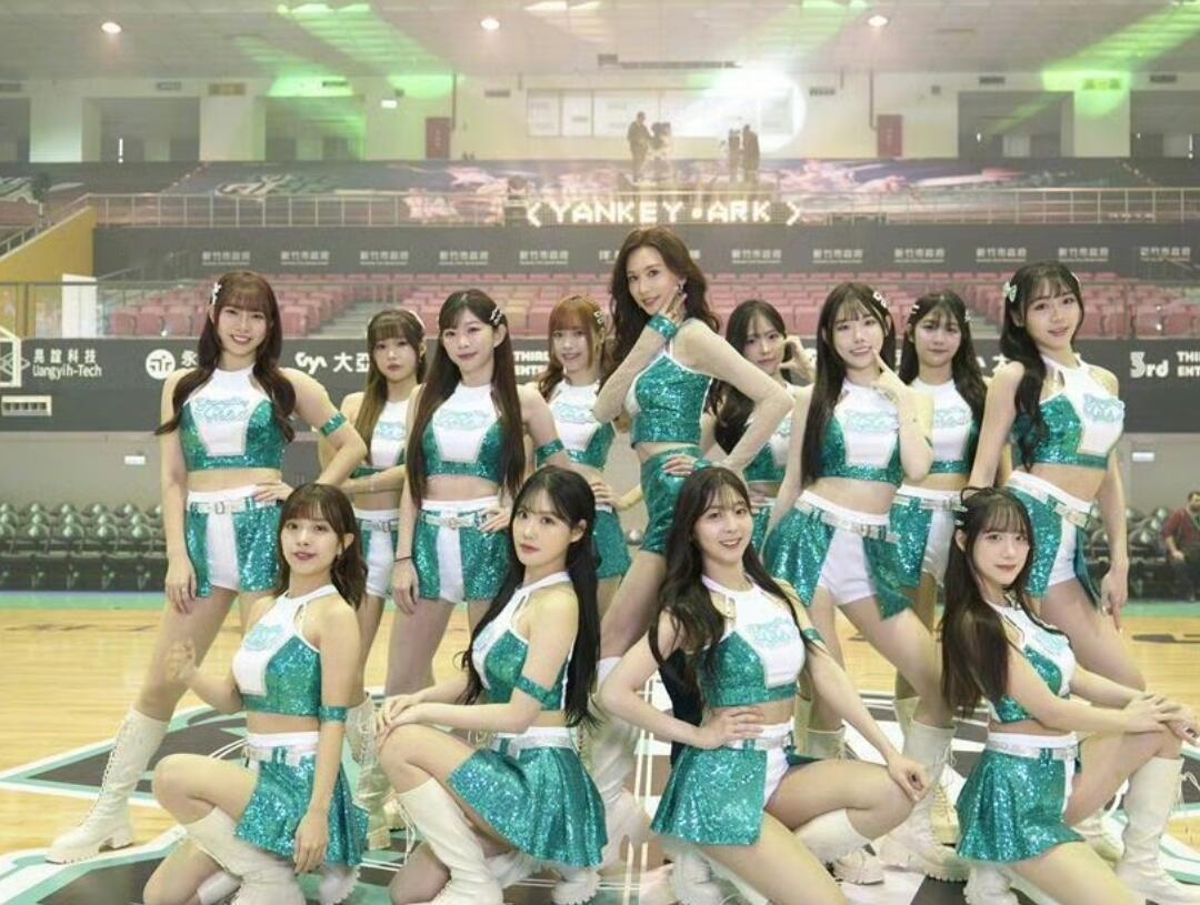 今日视野中转站 12月27日，51岁的林志玲居然穿着一身绿色中空啦啦队服，在篮球