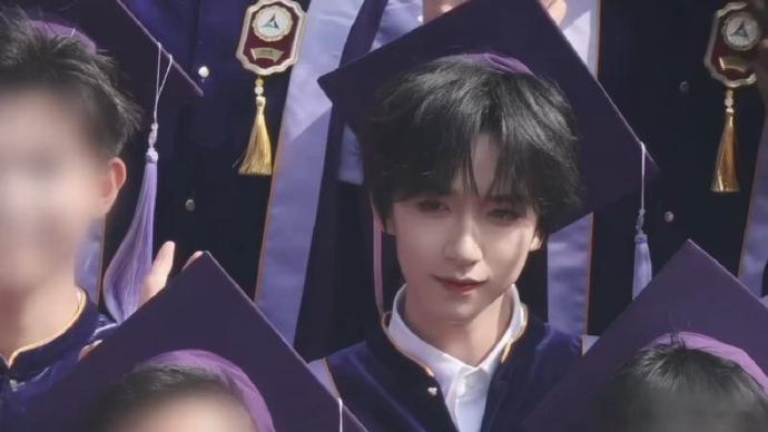 贺峻霖回学校拍毕业照了 