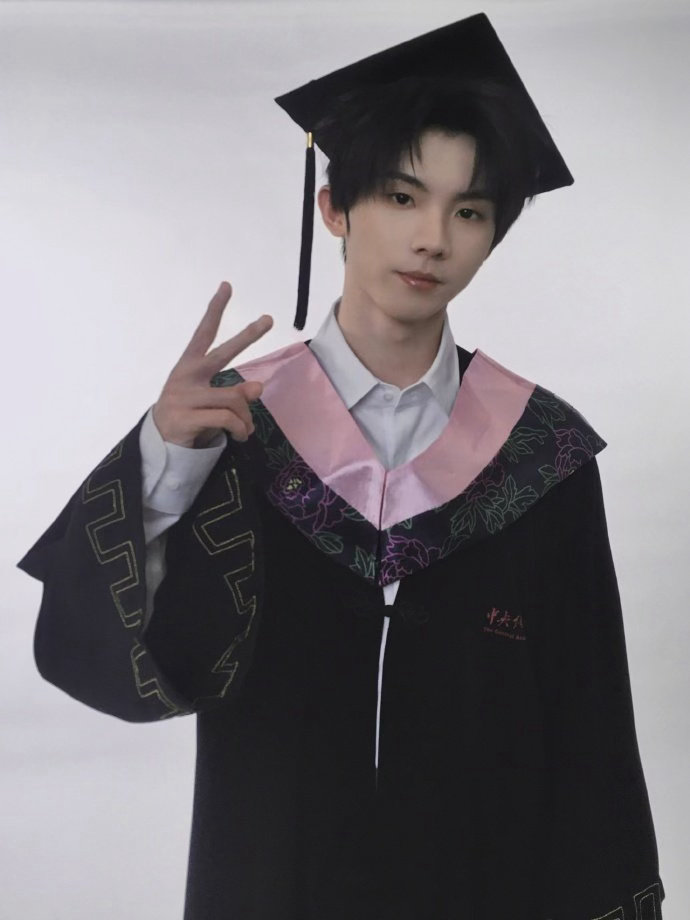 穿学士服的马嘉祺马嘉祺六宫格毕业拍立得  穿学士服的马嘉祺，马嘉祺六宫格毕业拍立