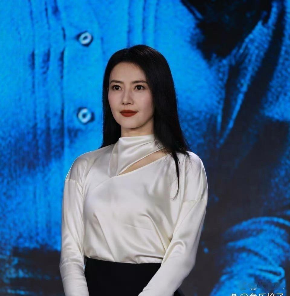 高圆圆的优雅气质让人过目不忘，她宛如盛开的花朵，散发着迷人魅力。她那份恬静与自信