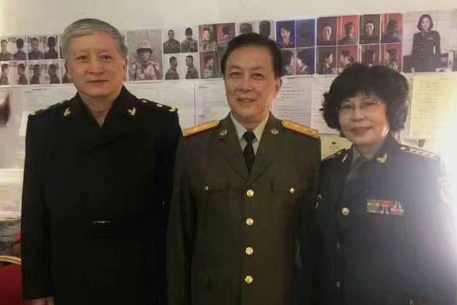 镜头中一身军装的唐国强老师胖瘦合度，龙眉凤目，英姿飒爽；左侧的传奇商人徐增平虽两