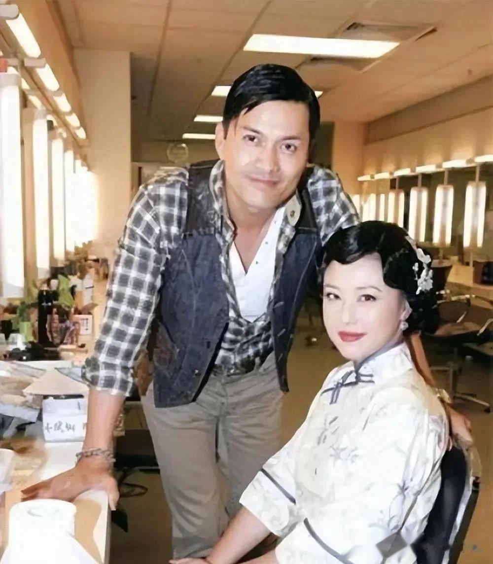 周海媚和吕良伟曾经是一对夫妻，他们的婚姻生活曾经令人羡慕。然而，不幸的是，他们最