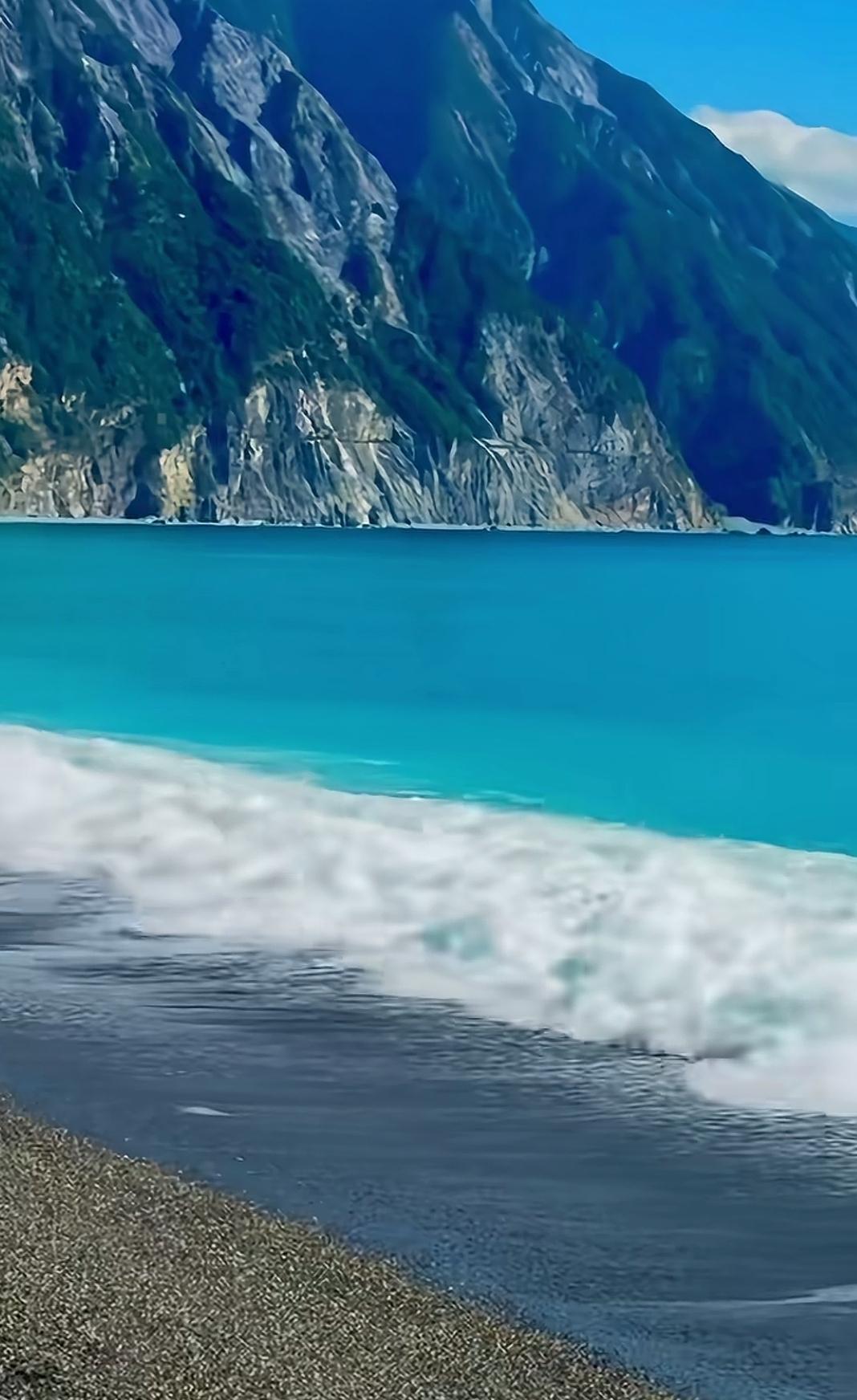 记录我的2026 碧海蓝天，浪花拍岸，大自然的鬼斧神工！🌊🏔️在这2026年