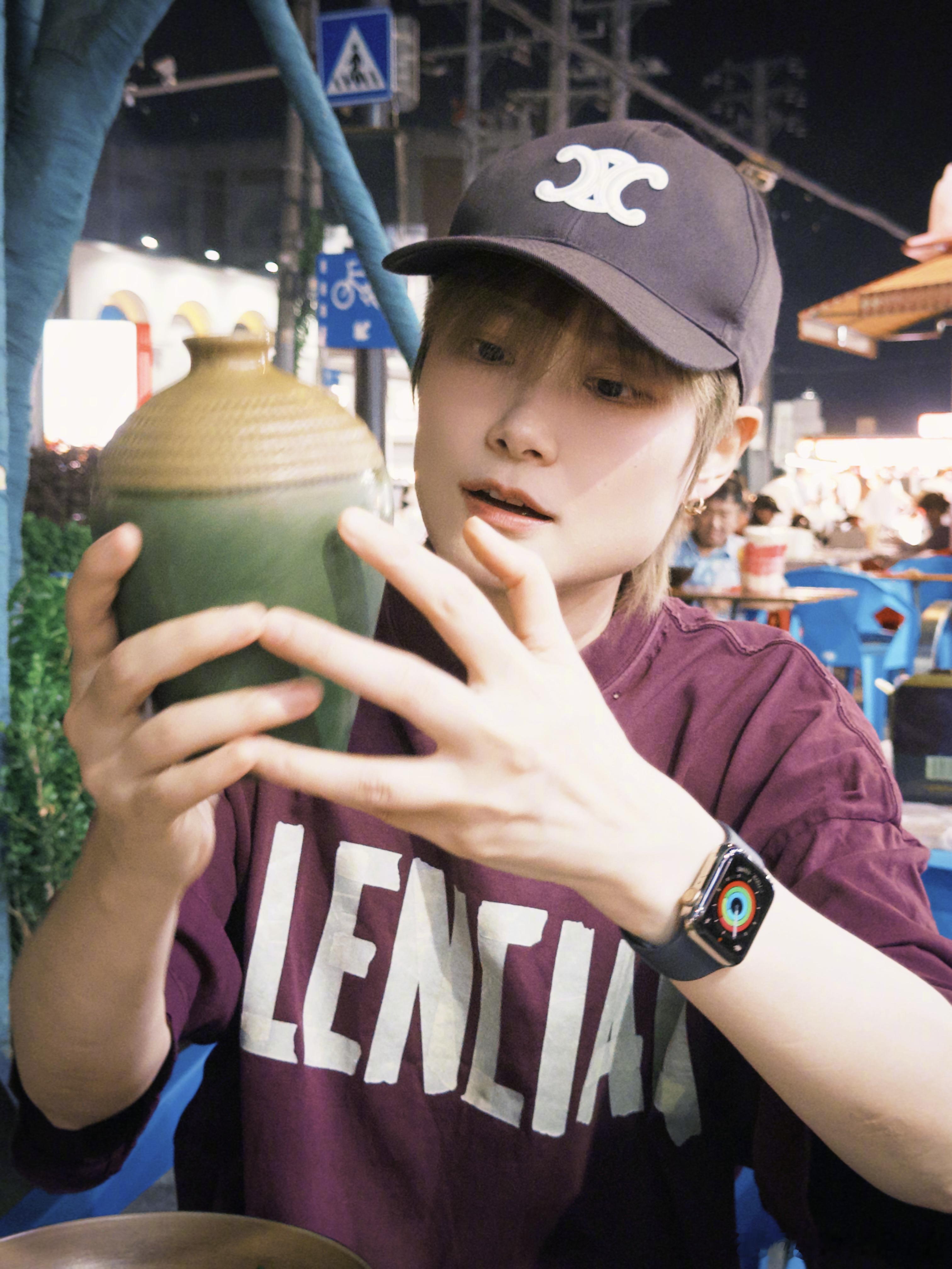 李宇春去武汉也忍不住吃吃吃🌿偶遇路透氛围感十足，漫游江城赏夜景品小吃，劳逸结合