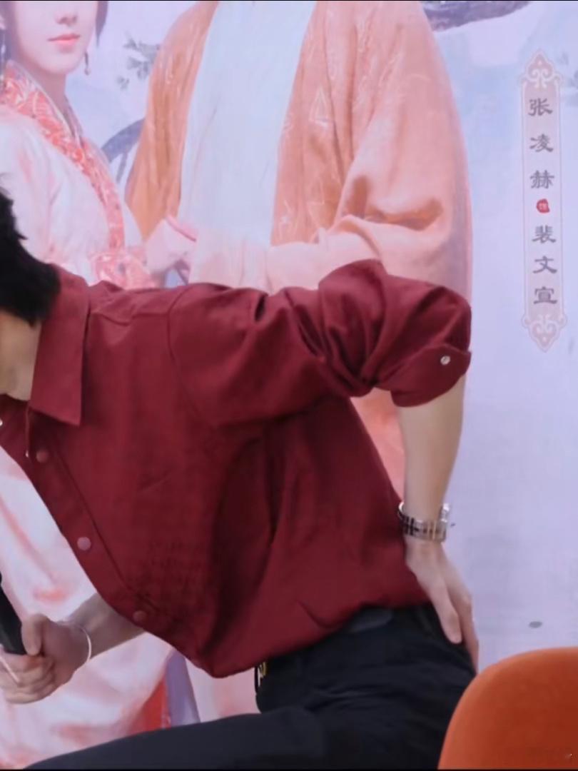度华年游园会直播那天他腰在痛，凌赫在见面会的时候说“我好累啊”，我就没听过他说累