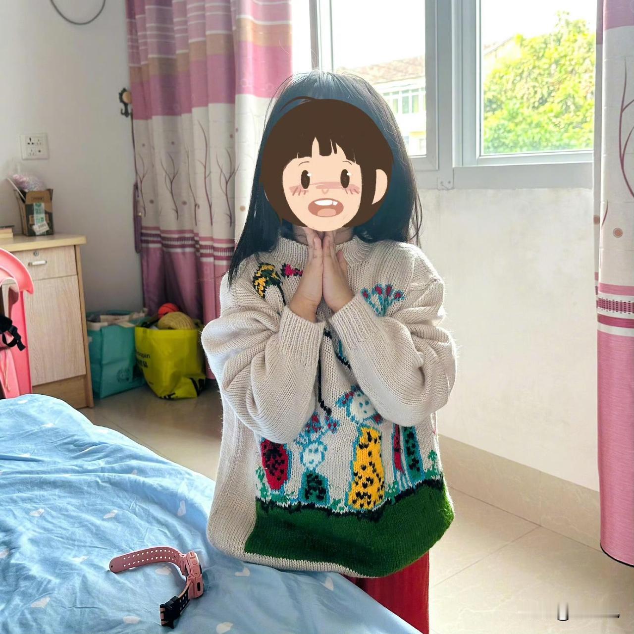 外婆把小外孙女的画织成了毛衣。
此时此刻外婆的爱具象化了。👵🏻💕

我小时