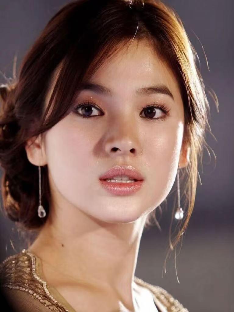 她的长相放现在也是独一份吧 ​​​