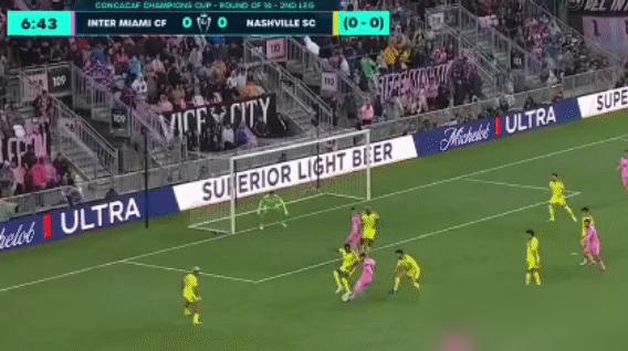 梅西昨天在美冠杯踢进生涯第900球，38岁的新里程碑。
他在巴萨轰进672球，