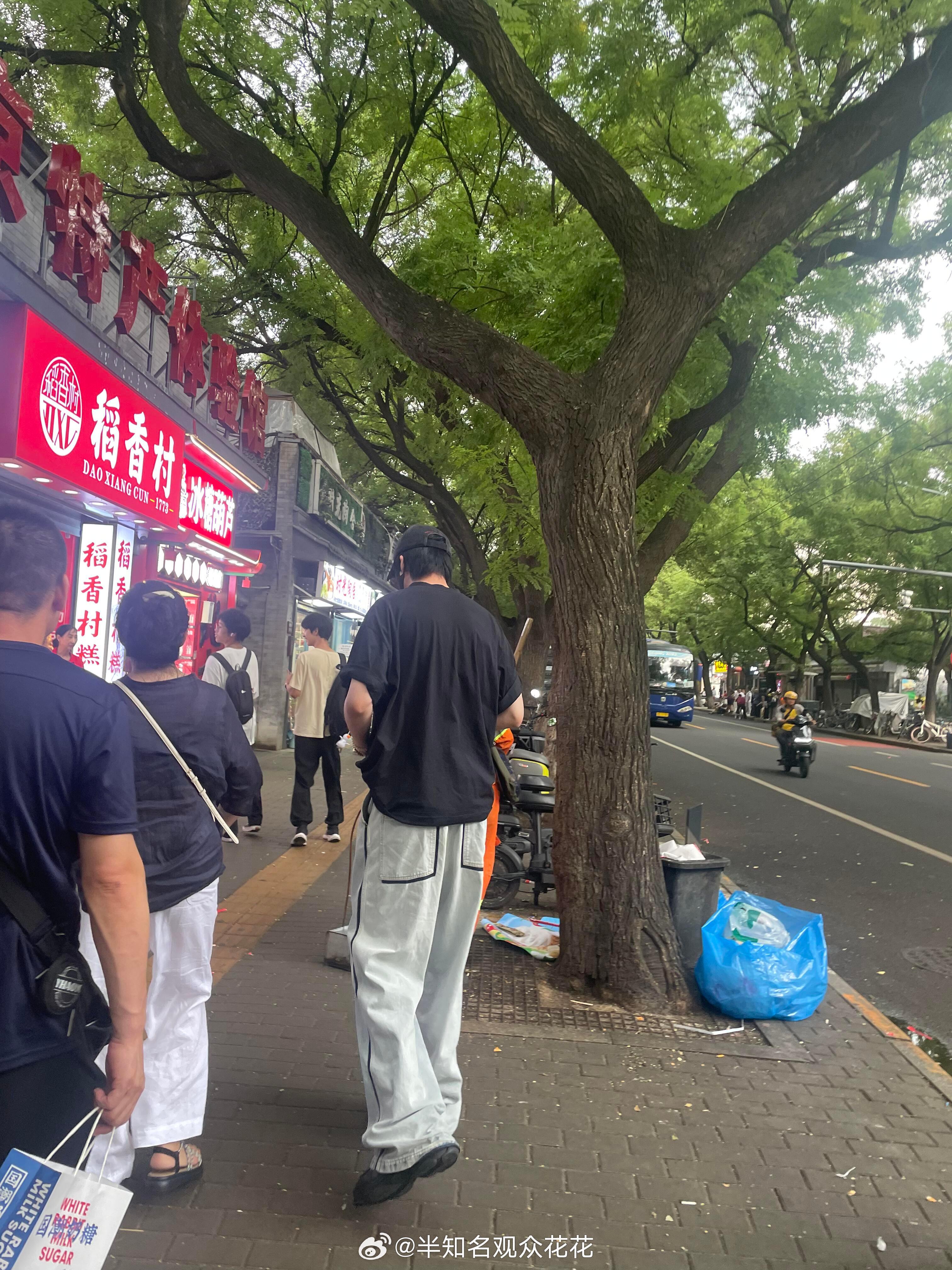 背影也这么有气势网友在南锣鼓巷偶遇刘宇宁北京南锣鼓巷偶遇刘宇宁 ​​​