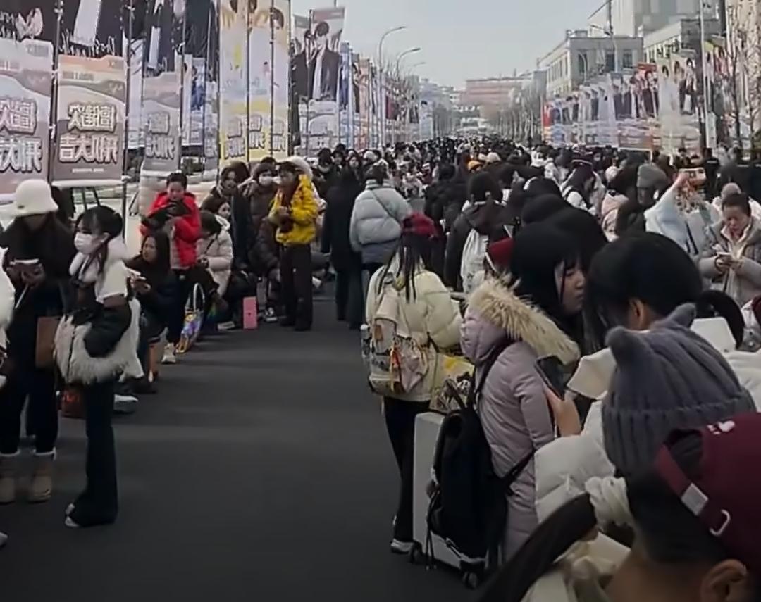 今天的横店除了还在路上往秦王宫赶来的粉丝，就在横店最起码有上万小炭火，现场人多到
