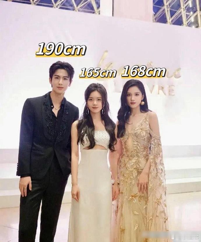 真的信张婧仪168了，和超模站一起，才能让我确信她很高 ​​​