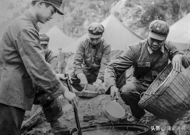 致敬英雄！对越自卫反击战，炊事兵摸进敌营，敌人竟给他敬礼

1979年对越自卫反