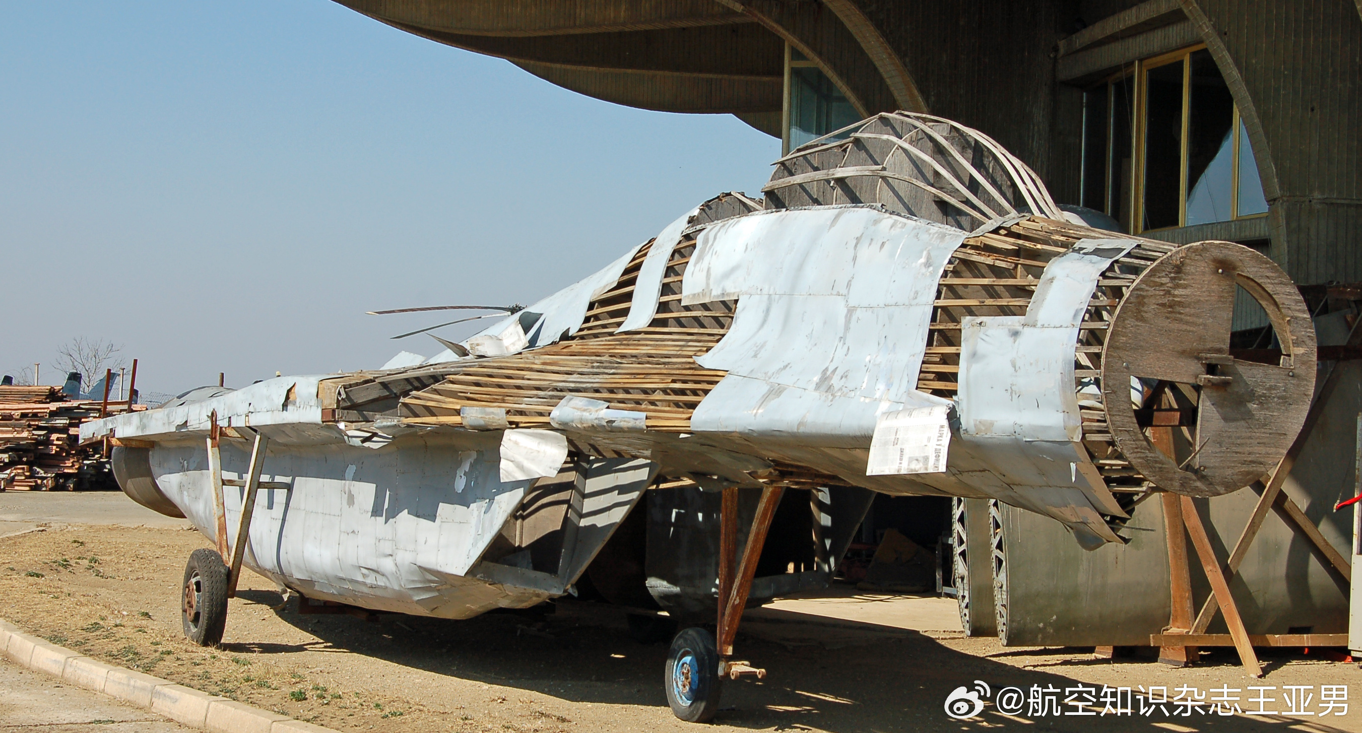 北约对南联盟发起的空中打击战役中，塞尔维亚为避免战机在地面遭到打击，采取了以假示