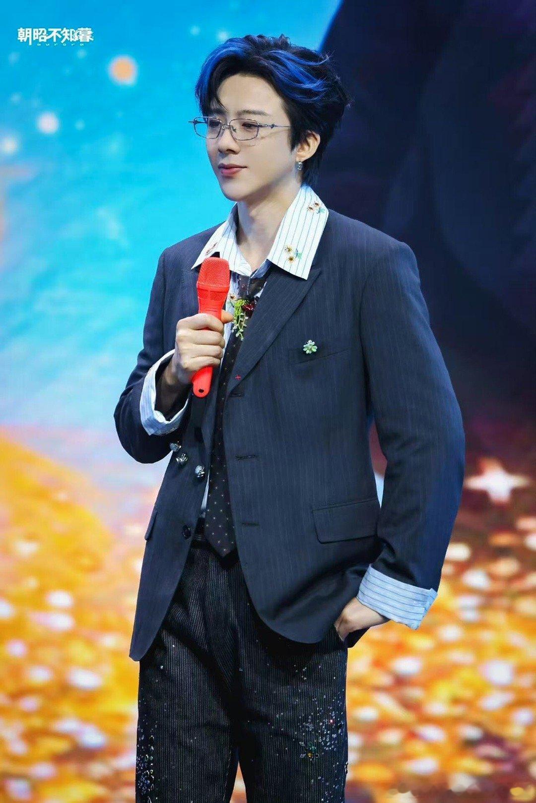 摩登兄弟  褪去舞台盛装，藏进山野风光，柔和浅黄衬得气质清爽安静，风掠过山林，也