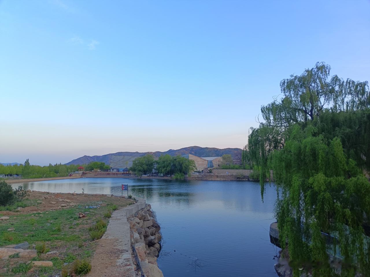 早就听说晚上穿着袜子睡觉睡眠好，听过了也就听过了，我没打心里走。
昨晚因为脚丫子