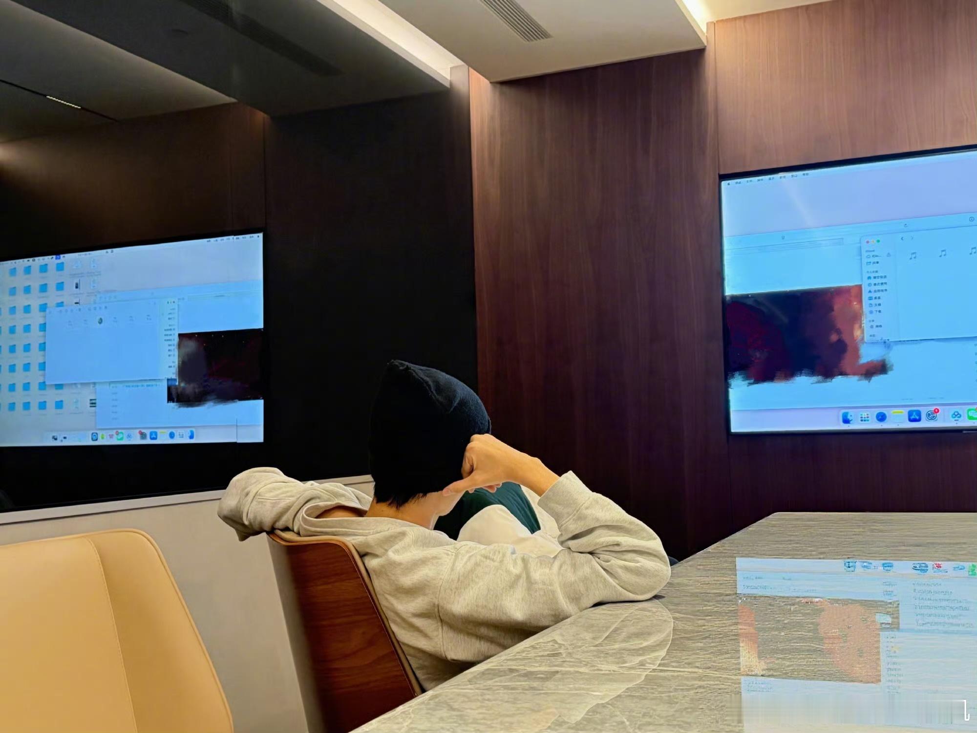 娱乐王俊凯盘腿姿势王俊凯营业方式 满满当当的工作 