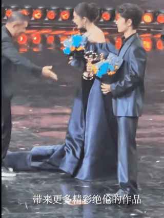 干嘛踢人家裙子了