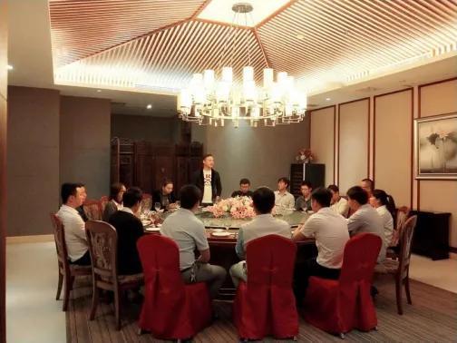 老油条！公司聚餐，点20多道菜，2箱白酒，酒局上，领导让同事去买单，结果同事直接