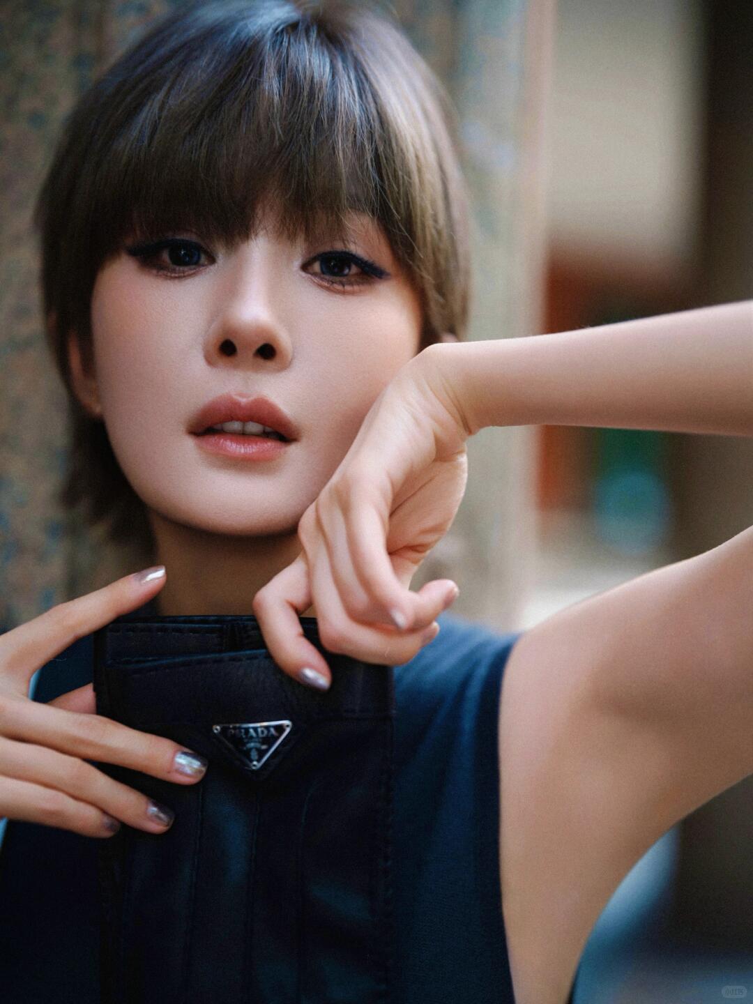 摄影师Rino张珝在米兰街头拍的杨幂这两张新图绝鲨了，短发cool girl！[