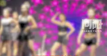 热辣女团在丧事上跳艳舞，网友吐槽“辣眼睛”，当地回应：是喜丧...