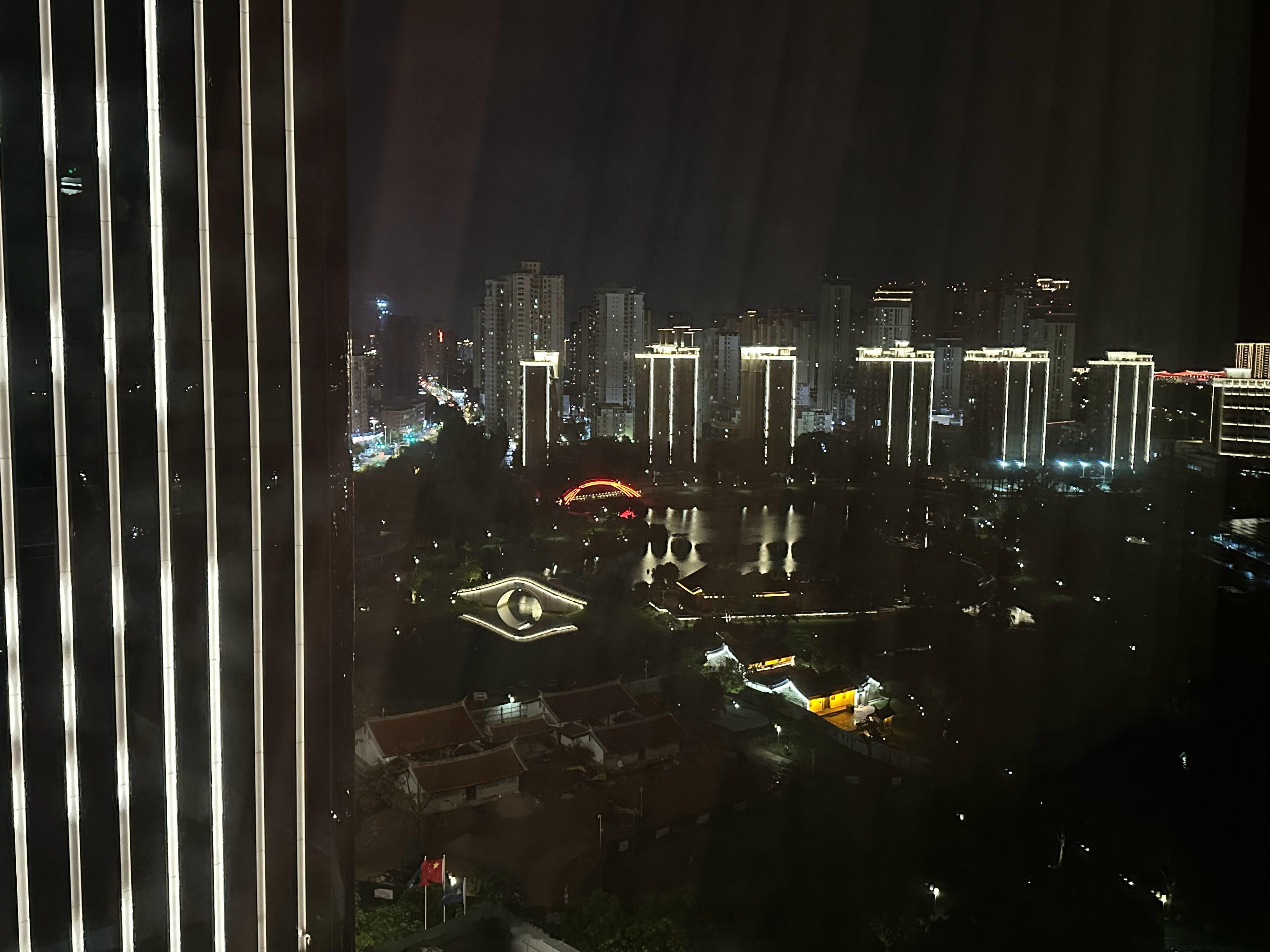 下雨，只能在酒店躺了