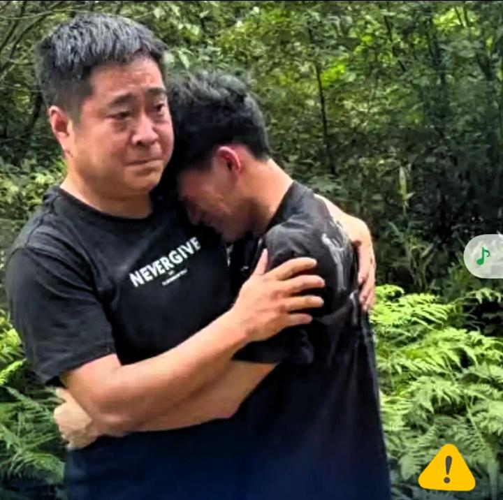 祭拜父母后小伙当众给表哥下跪：
没他我们兄弟早进福利院！
 
祭拜完离世父母，小