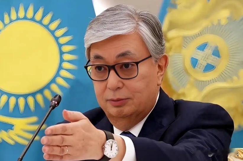 托卡耶夫总统这次直言不讳地当面对普京总统说，别再打了，这场冲突以来，太多的年轻人