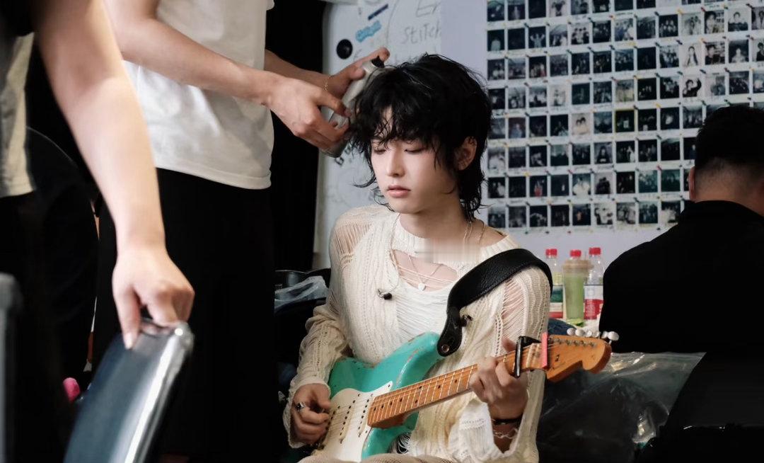 杨润泽平安像粘贴复制来的 谁能告诉我杨润泽和平安到底是不是亲兄弟？舞台上那几分钟