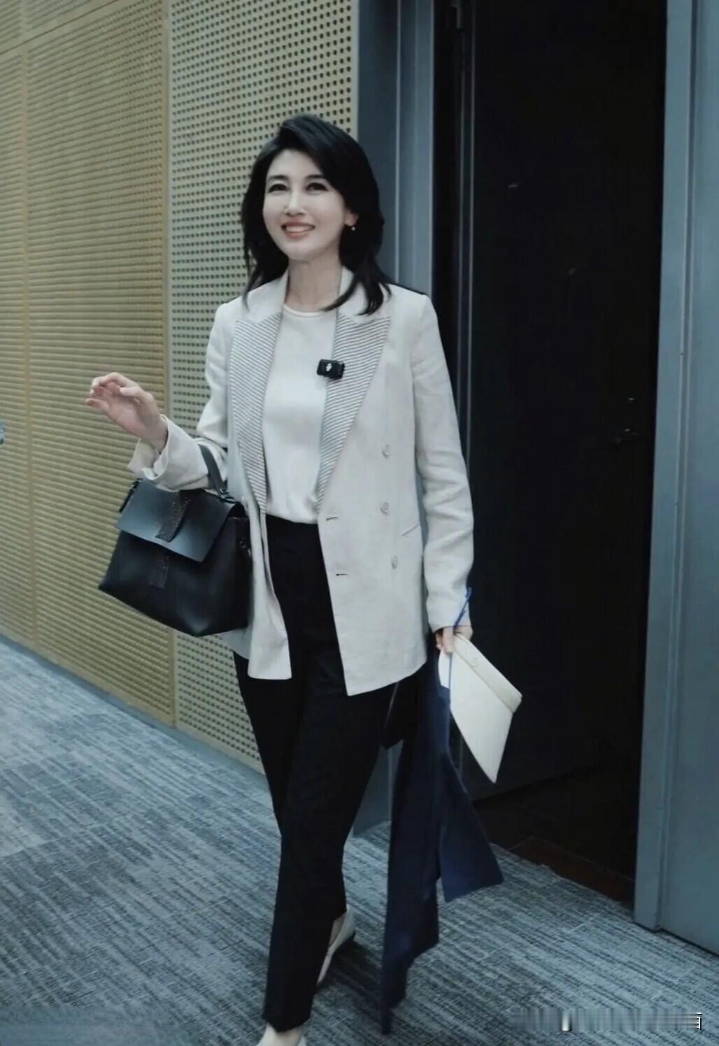 李红下班了好开心，她是那种淡颜系的美女，不化浓妆，穿搭干练，一举一动，自然灵动，