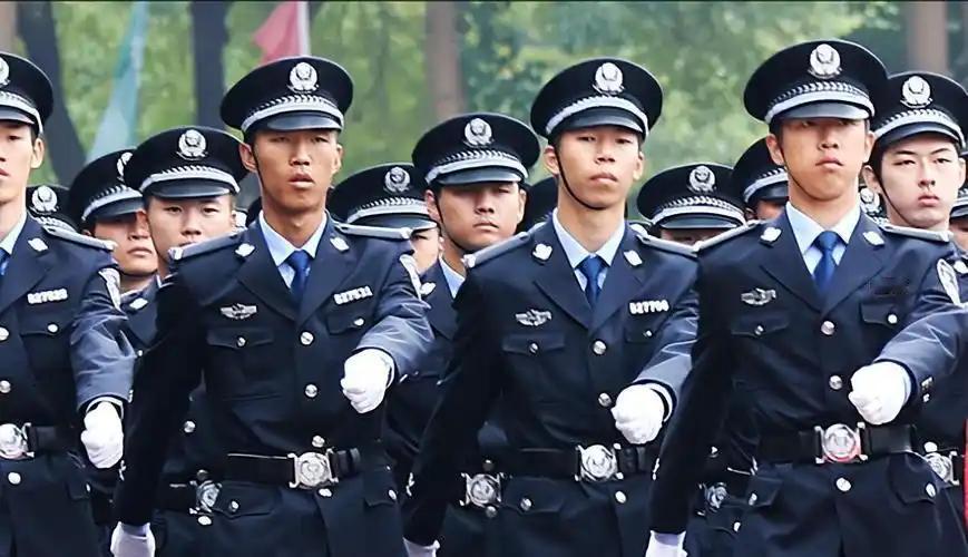 [月亮]今年警校成了香饽饽，高分考生扎堆报考，稳定就业成升学新刚需


今年高考