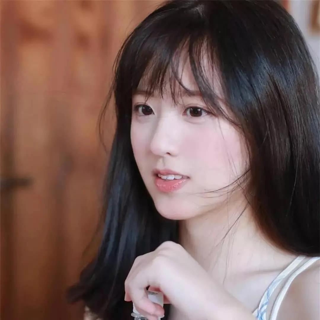 温柔的黑发少女，淡淡的微笑，岁月静好。