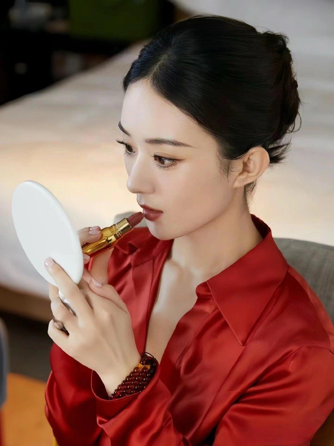 #赵丽颖带想想与父母聚餐#赵丽颖以后多用这个中分吧，看不够，而且特别显气质～[兔