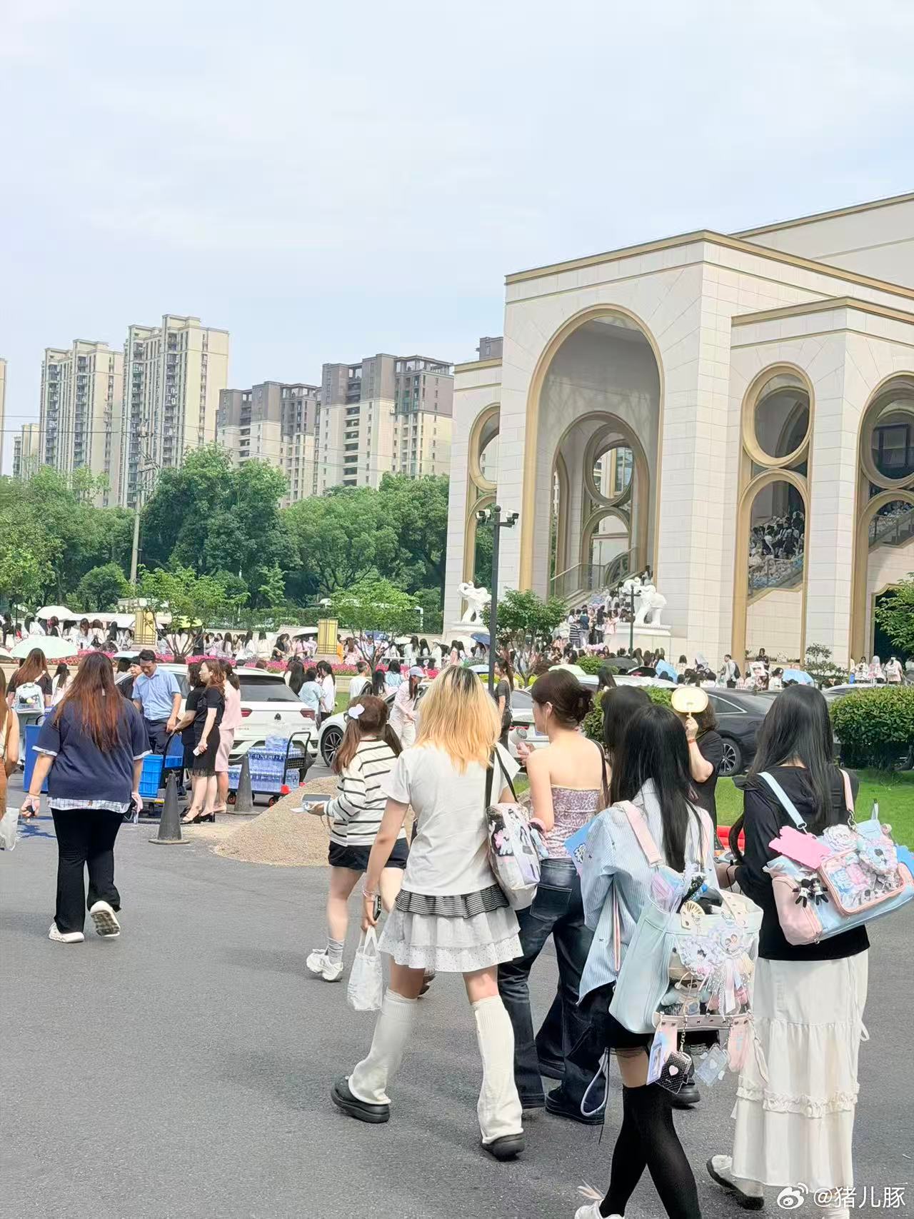 没见过人的可以来包店看看 