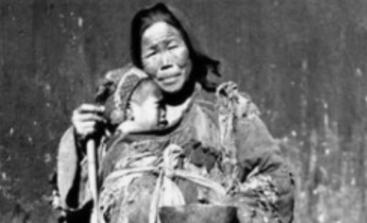 1939年，一位妇女为躲避国民党追击，抱着九个月大的婴儿在树林里狂奔，眼看敌人就