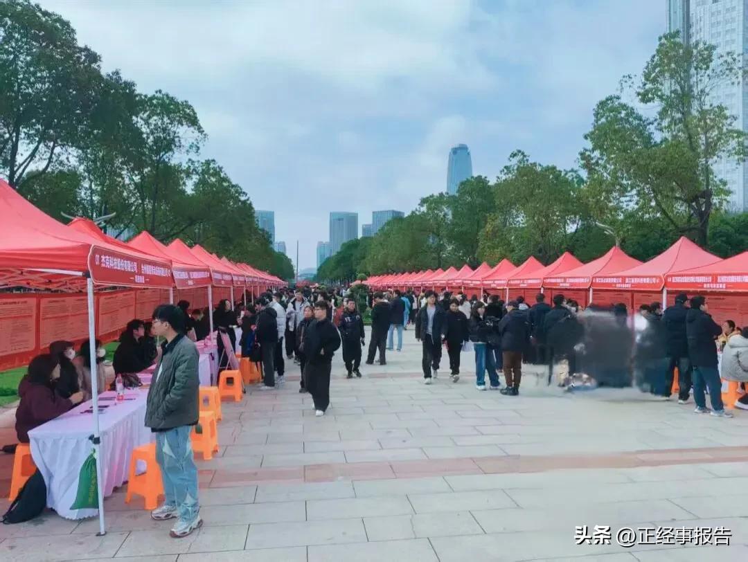 政府工作报告中关于失业率有两个数据，一个是2025年实际调查失业率5.2%，一个