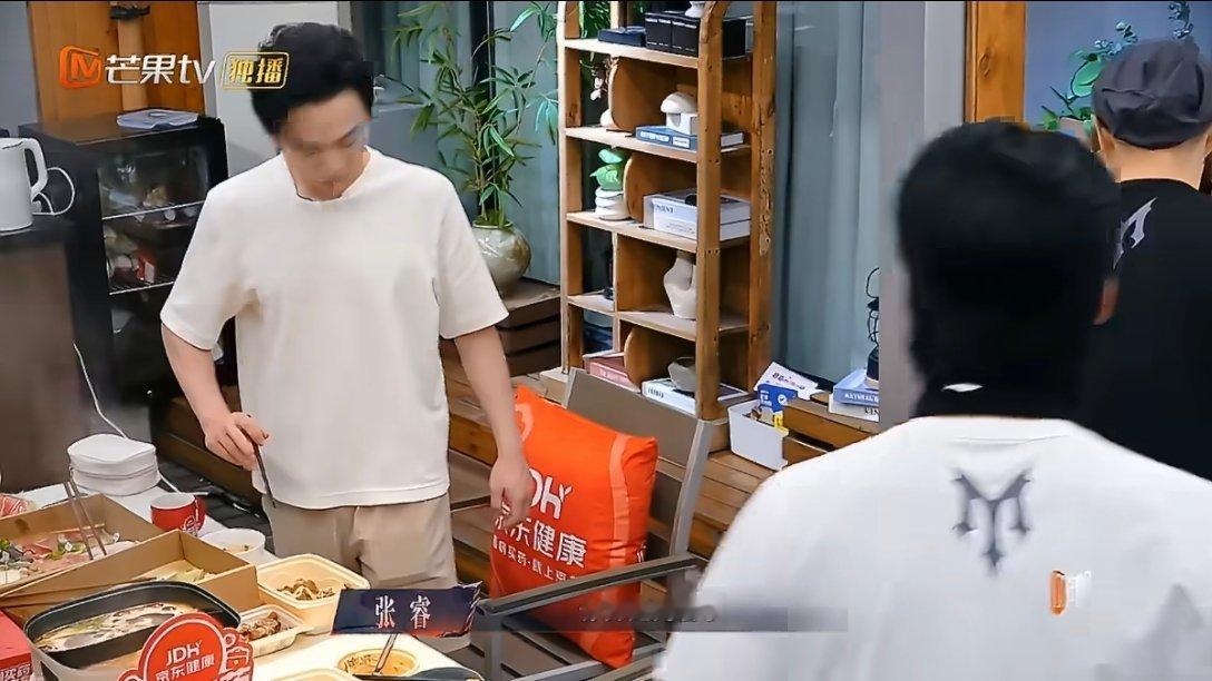 王赫野吃咸菜根本停不下来小沈阳的咸菜到底有多上头，王赫野直接炫掉半盒，还跑到他房