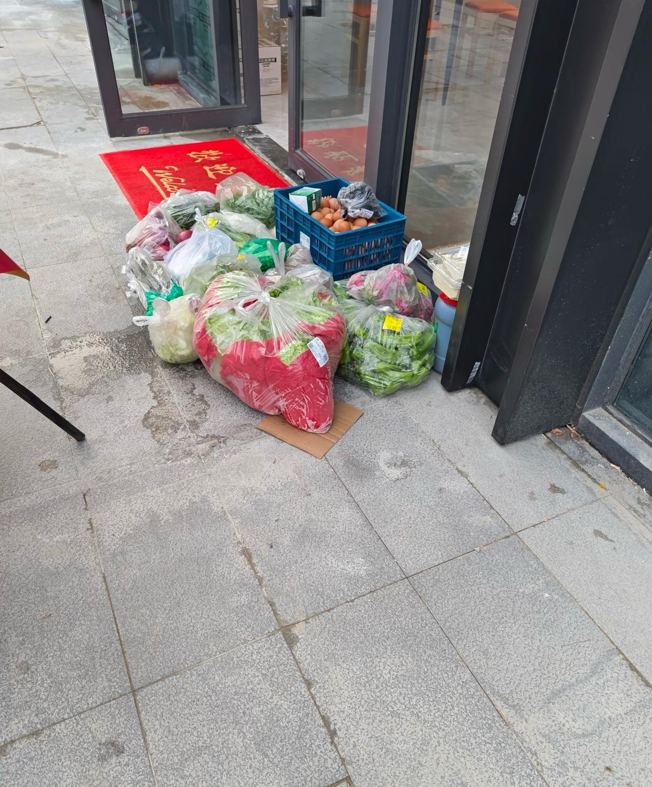 原来小餐馆也从多多买菜

其实主要是正规途径购入的东西是安全的不就好了，那商家也