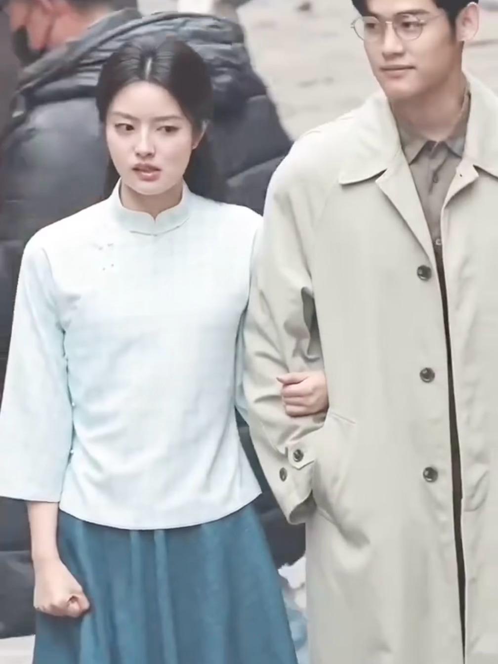 徐若晗 挂脸徐若晗拍晗玉簟秋嫌冷让工作人员“快点冷” 感觉像撒娇的语气吧！ 