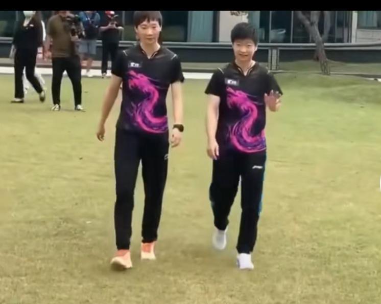 她俩这样的相处模式让人欣慰。

赛场上是互相成就的对手。生活中似“双龙”戏水的玩