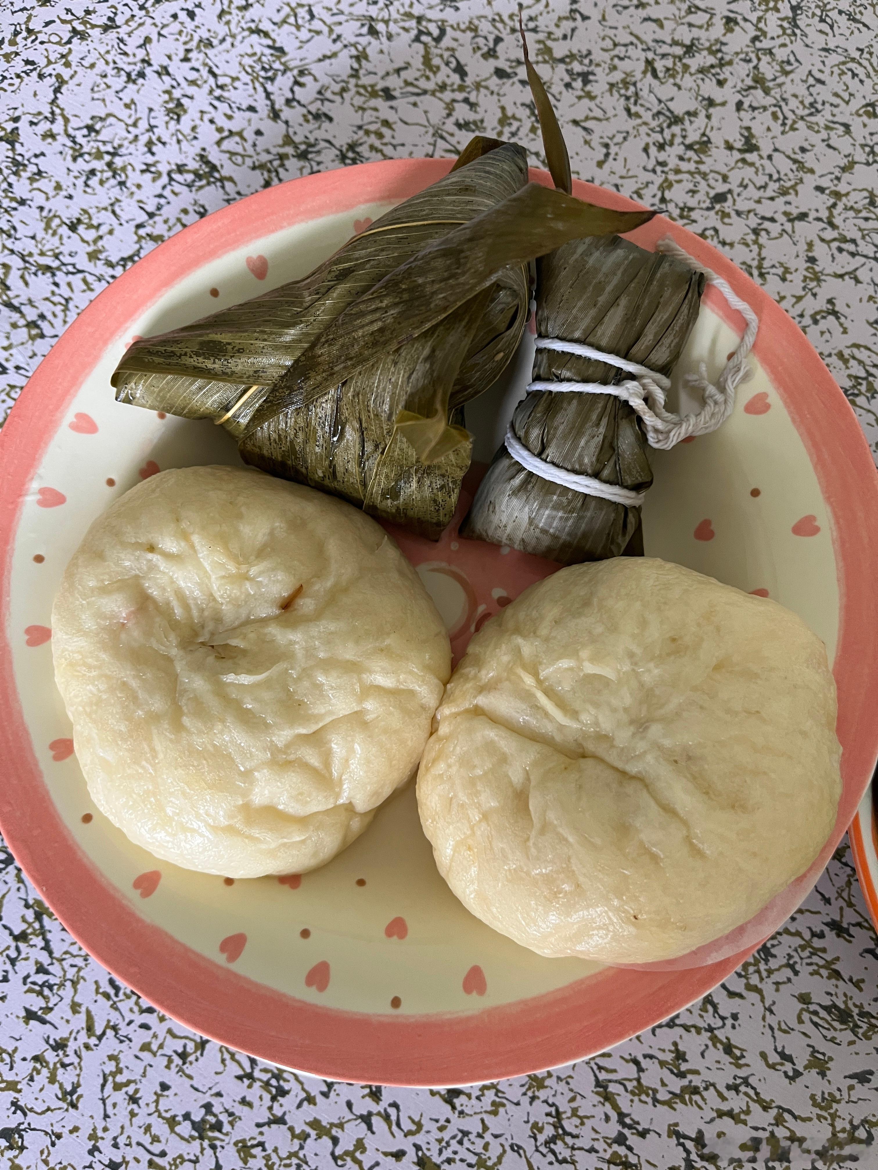 吃早餐，看到这个包子我都怕，硬把它吃完，还好有柠宝陪着一起吃柠宝学校的粽子原来是