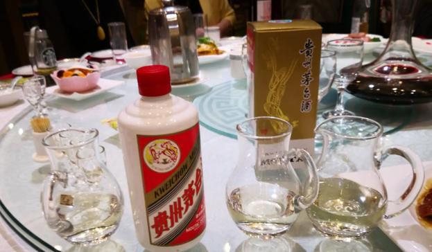 看哭了！上海3位65岁退休教师，在饭店点了5道菜、1瓶白酒，吃到一半被服务员告知