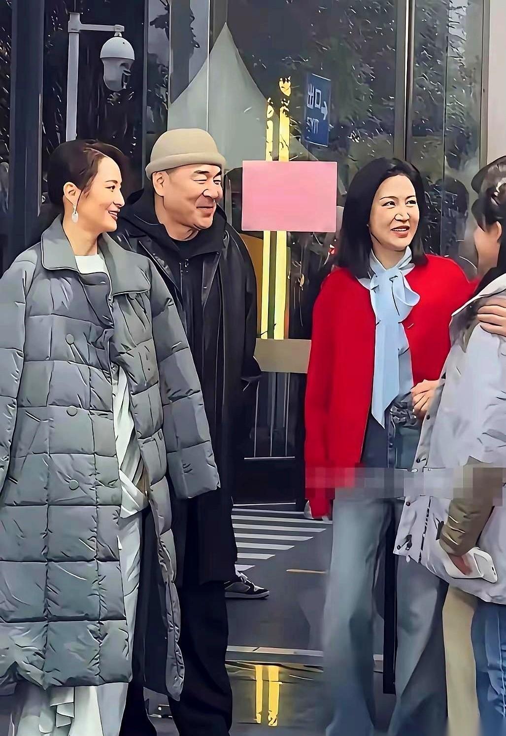 你看陈建斌看陆毅家俩闺女那眼神儿，真的。
哈喇子都快流出来了。
一点没夸张，55