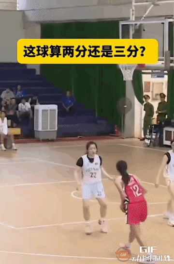 在女子篮球比赛中，出现了令人匪夷所思的一幕！

在三分线外的球员，接队友传球后出