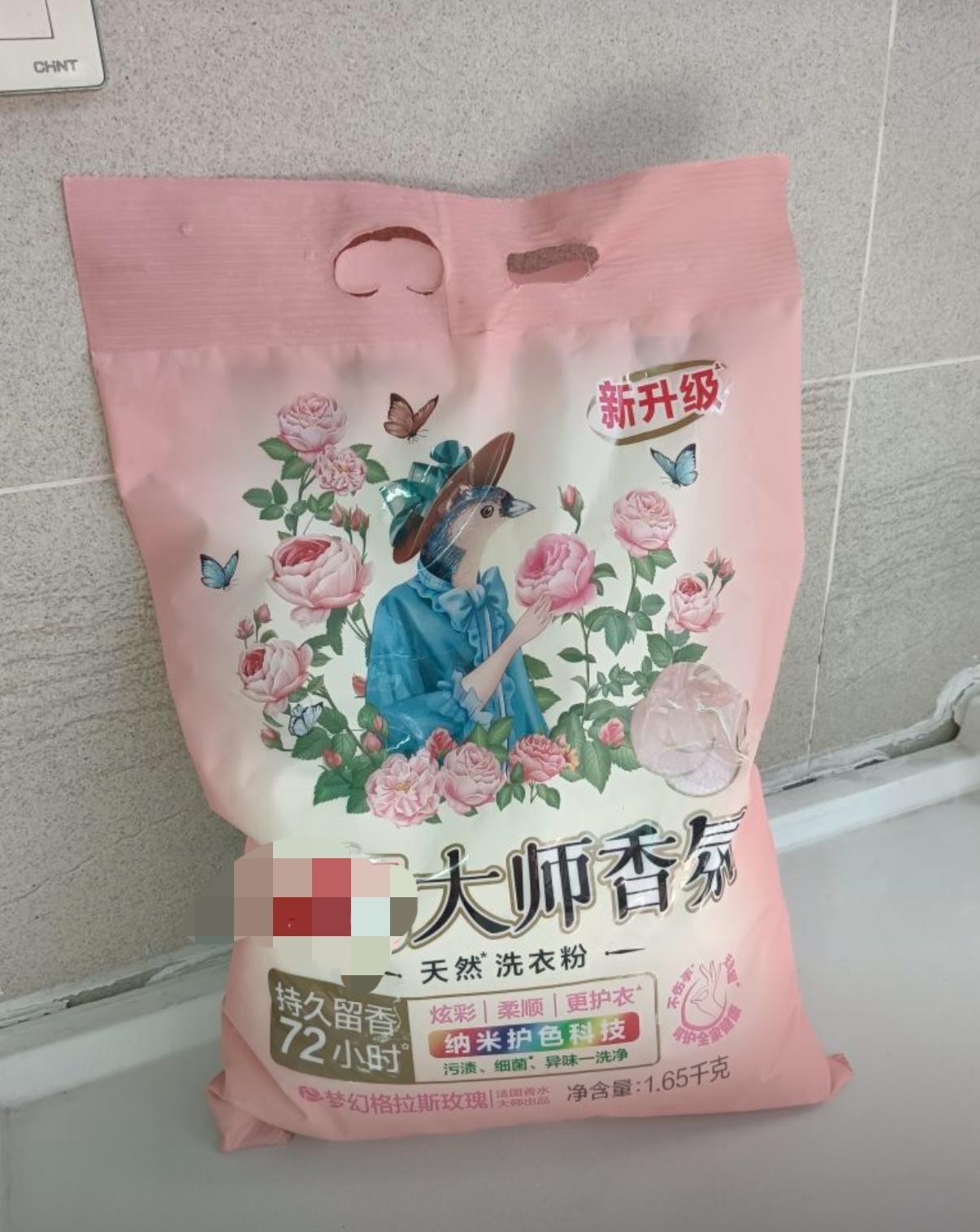 今天来讲一讲洗衣粉和洗衣液的区别！
生产洗衣粉的一条生产线至少要投资好几千万元，