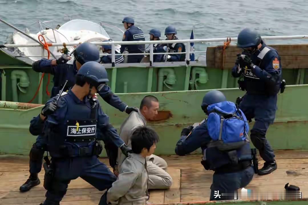 日本释放被捕的中国渔船船长是何年代？日本人还在让中国人跪下！