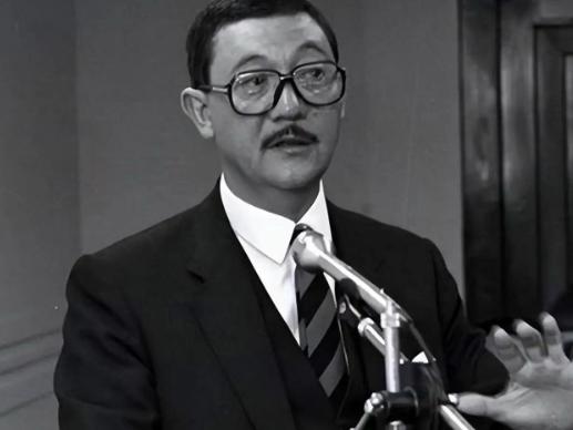 70 年代末，松山机场惊人一幕：蒋孝武持枪抵住国安局长，当众放话：“你马上让飞机