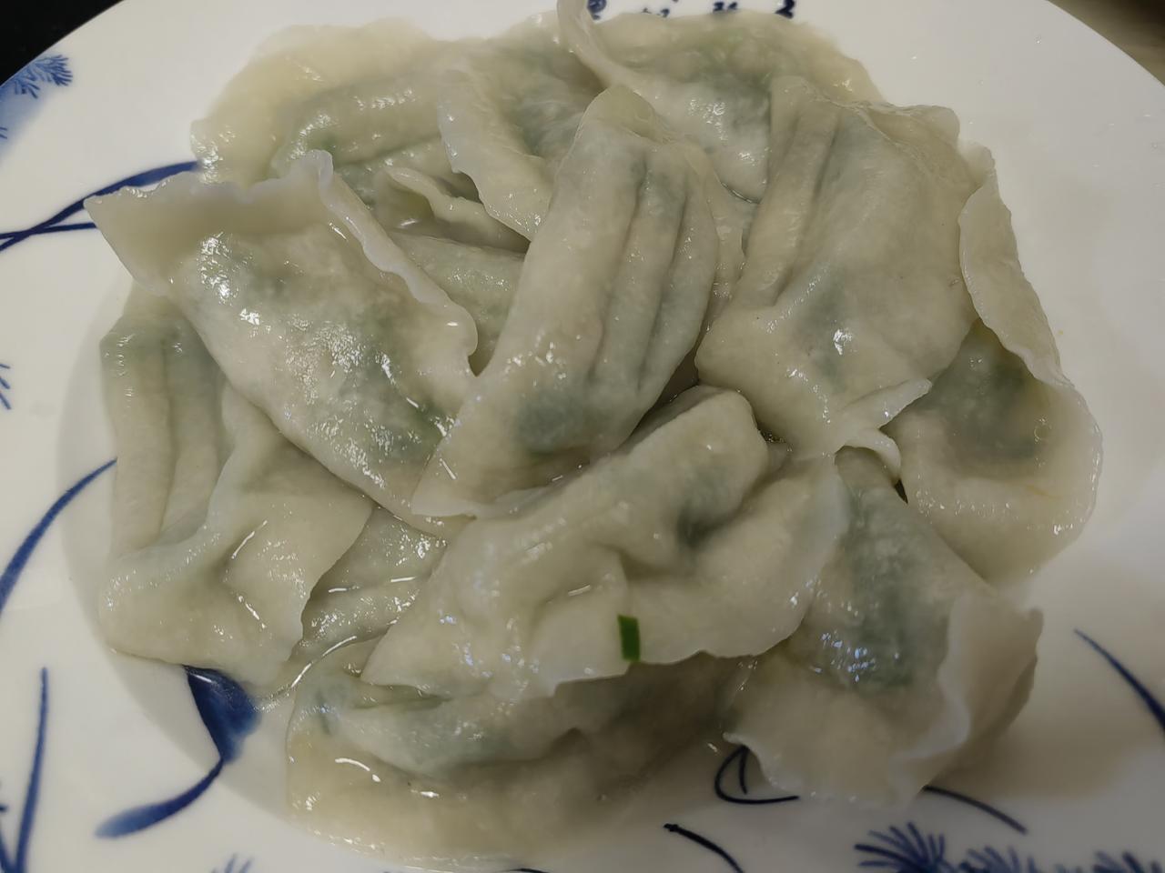 今天入伏，晚上独自一人在家，煮了15个韭菜鸡蛋馅小饺子，太座包的。好像北京有入伏